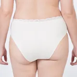 Bombacha tiro alto confeccionada en algodón elastizado color beige con detalle de puntilla blanca.