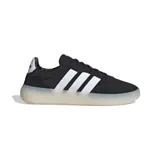 Championes Adidas modelo Barreda, de diseño urbano con puntera en T. Presentan una combinación de ante y nailon en color negro, con las icónicas tres tiras laterales en blanco y una suela de goma translúcida con efecto acolchado.