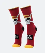 Medias de caña larga color bordó con estampado del logo de One Piece y la calavera de Monkey D. Luffy. Presentan puntera y borde superior en color amarillo, con talón en negro.