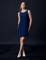 Vestido azul marino de seda fría, sin mangas y escote a la base con aplique de perlas.