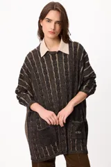 Sweater de tejido artesanal con diseño de rayas verticales en tonos camel y beige, corte holgado, cuello redondo y puños altos ajustados.