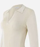 Blusa de punto ajustada color negro, con cuello polo y escote pronunciado en V. Presenta un tejido acanalado vertical en el torso y mangas largas.