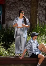 Camisa oversize unisex de lino con spandex a rayas verticales blancas y verdes, con cuello clásico y mangas cortas. Corte amplio y largo a la cadera.