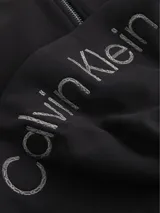 Buzo con capucha y cierre frontal completo, confeccionado en algodón orgánico. Presenta bolsillos tipo canguro, puños y dobladillo en punto canalé, y logotipo de la marca bordado.