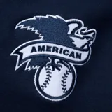 Canguro azul marino con capucha y cordones ajustables. Estampado frontal con el nombre "Yankees" en color blanco. Logo del equipo en la manga izquierda. Bolsillo tipo canguro y puños y cintura acanalados.