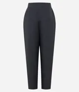 Pantalón de sastrería color gris oscuro, de tiro alto y corte recto. Presenta un diseño sofisticado con un cruce frontal superpuesto en la cintura y cierre oculto.