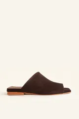 Sandalias tipo sueco Mulan de cuero gamuzado marrón, con taco plano bajo y puntera cuadrada.