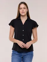Camisa de seda fría blanca con cuello solapa, escote en V y cierre frontal de botones. Cuenta con mangas cortas con volados.