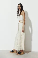 Top crop de encaje con diseño strapless y escote recto.