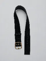 Faja de cuero negro de 6 cm de ancho, con hebilla metálica rectangular y pasador.