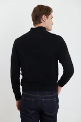 Sweater verde oliva de tejido acrílico con textura similar al cashmere, corte clásico, cuello alto con cierre metálico y tirador de cuerina ecológica.