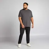 Pantalón de vestir de corte slim en color negro, con cierre frontal y bolsillos laterales. Presenta una línea de planchado marcada a lo largo de la pierna.