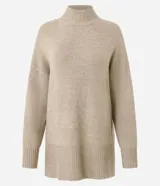 Suéter de punto de corte oversize y largo alargado, con cuello alto, mangas largas y aberturas laterales sutiles. Presenta puños y ruedo con acabado acanalado.