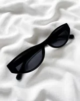 Lentes de sol negros con forma cat-eye.