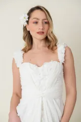 Vestido largo de gasa de seda natural color blanco, con breteles y frente con apliques de flores y bordados.