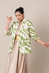 Blazer italiano estampado en tonos verde agua y blanco, de corte suelto, con solapa entera, bolsillos con tapa y mangas 3/4 fruncidas.