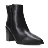 Botas de caña media Bottero, confeccionadas en cuero negro, con punta fina y taco cuadrado de altura media. Presentan cierre lateral metálico y diseño minimalista.