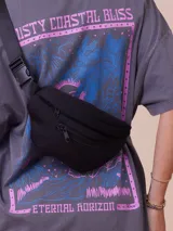 Riñonera negra con correa ajustable y cierre con cremallera.