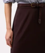 Pollera midi Marfinno de corte evasé y caída fluida, confeccionada en viscosa. Cuenta con cintura estructurada con pasadores y un cinturón a juego con hebilla metálica.