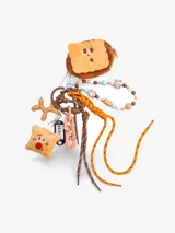 Llavero con dije para bolso con mini bolso, mini peluches, un perro globo, cordones y perlas.