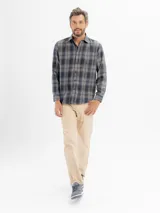 Pantalón de gabardina color beige, de corte regular y tiro medio, con diseño clásico de cinco bolsillos, cierre de botón y cremallera, y terminación recta.