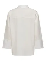 Camisa blanca de algodón con corte holgado (loose fit), cuello clásico y mangas amplias de tres cuartos con puños anchos.
