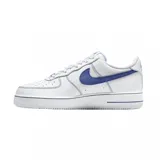 Championes urbanos Nike Air Force 1 '07 LV8, de diseño clásico en color blanco con detalles en azul en el logo lateral, costuras y suela. Confeccionados en cuero con perforaciones en la puntera para mayor ventilación y suela de goma con tecnología Air.