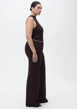 Pantalón wideleg de punto fino y tiro medio, con cintura elástica sin cierre, diseño largo y corte holgado.