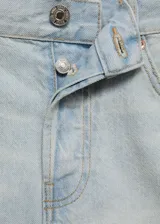 Short de jean estilo vaquero en color celeste claro, con diseño de cinco bolsillos, cierre frontal de botones ocultos y bajo con terminación deshilachada.