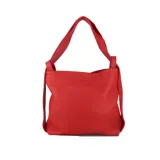 Bolso de cuero rojo que se convierte en mochila. Tiene doble asa reforzada, cierre superior y bolsillos interiores.