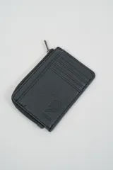 Billetera pequeña color gris claro con cierre de cremallera perimetral y tachas metálicas oscuras distribuidas en el frente.