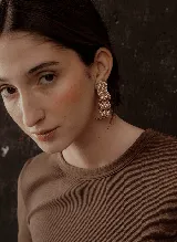 Aros colgantes dorados con forma rectangular y diseño texturizado.