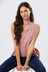 Musculosa de algodón color rosado con cuello redondo y diseño holgado.