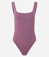 Body de poliamida color marrón topo, con escote cuadrado, tirantes anchos y diseño ajustado al cuerpo.