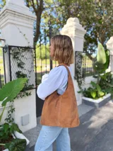 Bolso tipo tote bag color camel, confeccionado en cuero gamuzado.