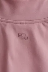 Campera deportiva de corte ajustado con cuello elevado, cierre frontal completo y mangas largas con abertura para el pulgar.