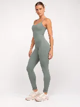 Monopieza deportivo negro con breteles finos, espalda escotada con detalle cruzado y diseño largo hasta los tobillos, confeccionado en poliamida de alta performance.