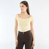 Camiseta de manga corta amarilla de punto calado, con escote bote y un pequeño lazo decorativo en el centro del pecho.