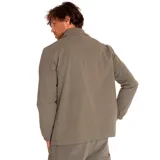 Chaqueta de estilo coach color verde oliva, con cierre frontal a presión, cuello clásico, bolsillos frontales superiores e inferiores y puños elásticos. Presenta etiqueta con logo de la marca en el pecho.