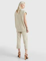 Túnica color beige de punto con cuello en V y sisas amplias.