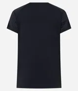 Remera deportiva de microfibra color blanco, con cuello redondo, mangas cortas y paneles laterales con perforaciones para mayor ventilación.
