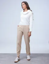 Pantalón jogger color beige de algodón con pretina elastizada.