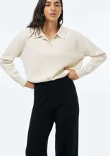 Pantalón de punto de corte recto y tiro alto, con cintura elástica ancha y diseño de pierna ancha.