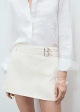 Falda pantalón corta de algodón color blanco, con diseño de doble cinturón decorativo y hebillas metálicas en la cintura.