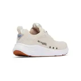 Championes Columbia modelo Castback PFG, color beige con suela blanca y base de caucho color caramelo. Diseñados con malla transpirable, orificios de drenaje laterales y tecnología de amortiguación para mayor estabilidad en terrenos mojados.