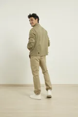 Pantalón de gabardina color verde militar, de corte recto y tiro medio.