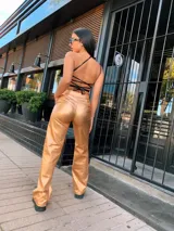 Pantalón de vestir dorado, de corte wide leg y tiro alto.