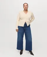 Jeans de denim azul oscuro con corte recto y tiro medio, con bolsillos clásicos y terminación recta en las piernas.