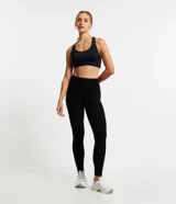 Top deportivo Get Over con diseño de espalda nadador, confeccionado en tejido de poliamida con textura acanalada. Presenta escote redondo, breteles medianos y copas integradas para mayor soporte.