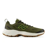 Championes New Balance 410 v9 de trail running, color verde militar con detalles en negro y verde lima, entresuela Fresh Foam blanca y suela de goma color suela.